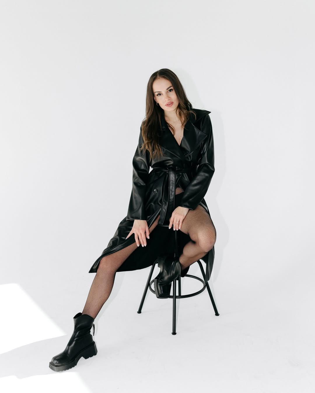 Modelka v koženom kabáte - Five Boys Studio Bratislava