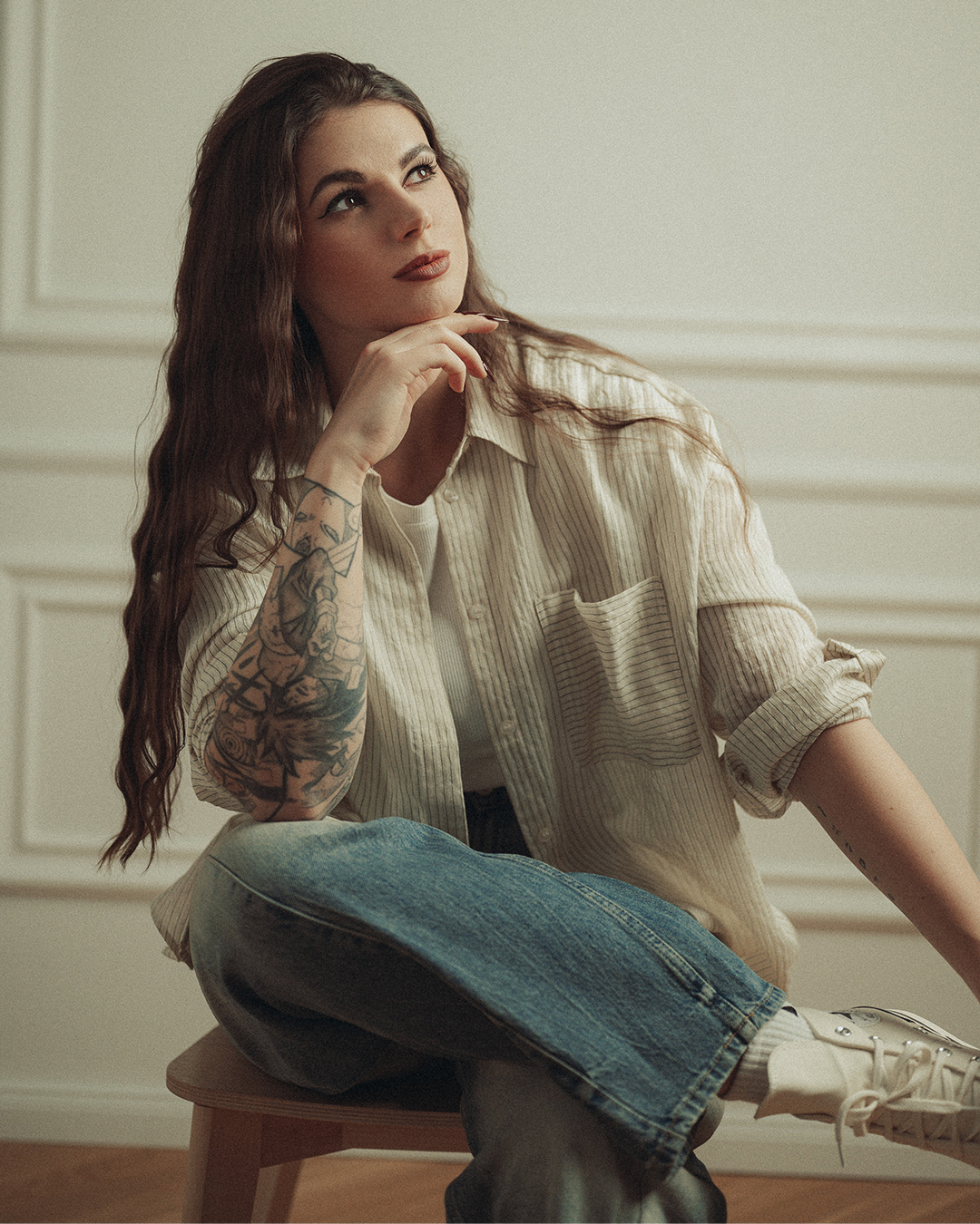 Casual portrét modelky na stoličke - Five Boys Studio Bratislava
