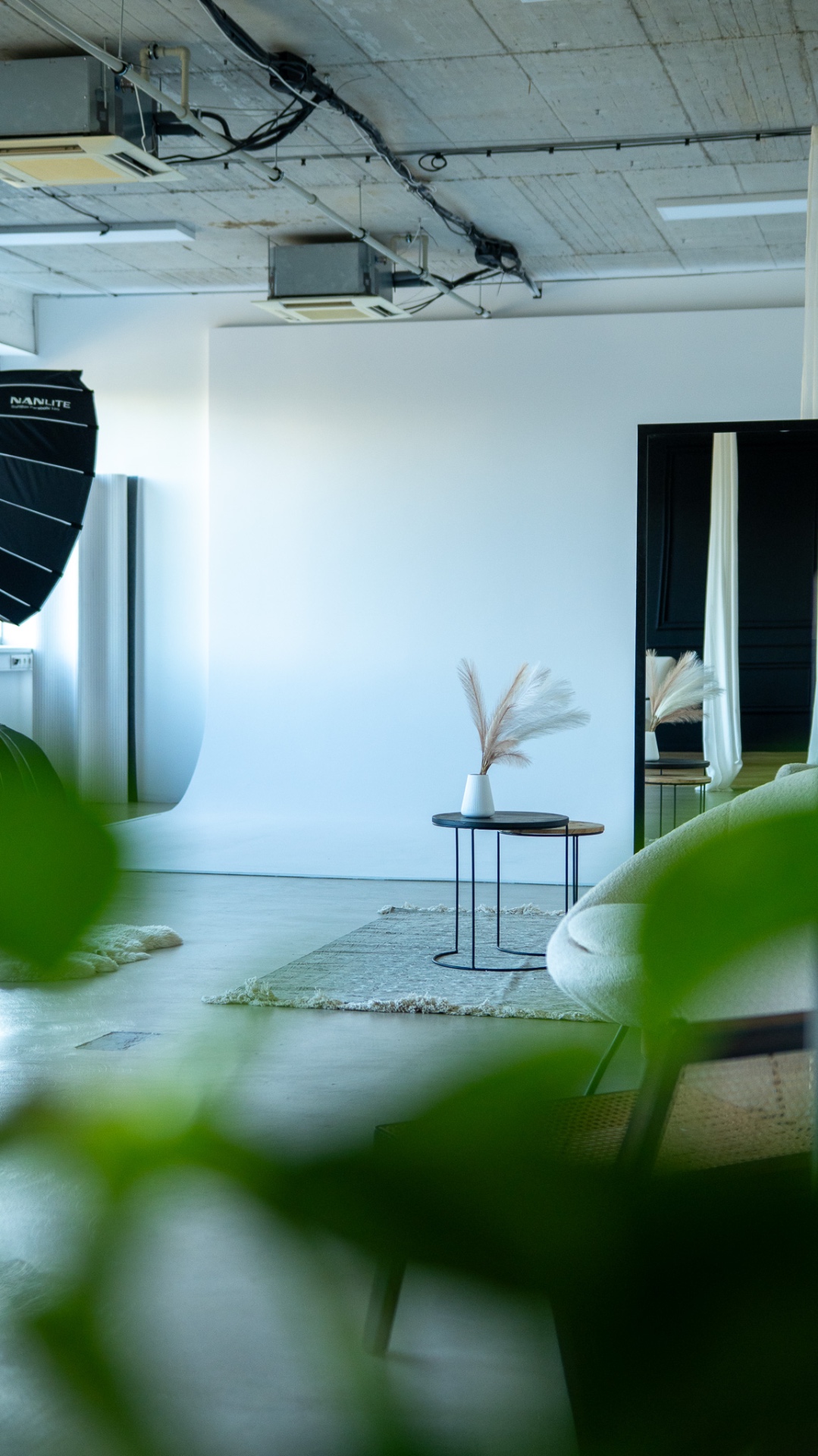 Hlavný priestor s bielou cyklorámou vo Five Boys Studio Bratislava